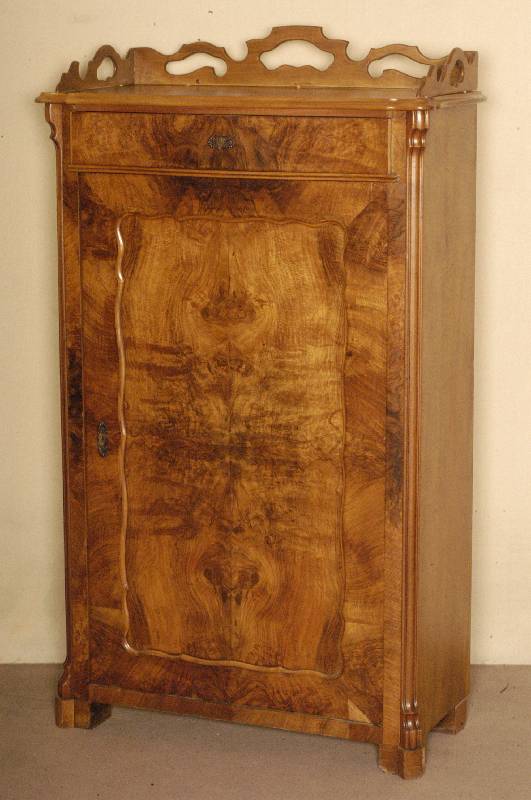 Vertiko, deutsch, um 1870, Louis-Philippe, Korpus Weichholz, Nußbaumfurnier, 1-tÜrig, mit Schublade, diese ohne SchlÜssel, Abschluß mit ...