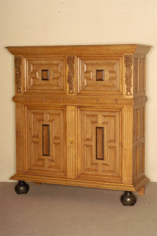 Schrank, Holland, um 1880, 4-tÜrig, Eiche massiv, z.T. furniert, auf balusterfÖrmigen FÜßen, Fußleiste vorkrakend, Lisenen gerillt, im ...