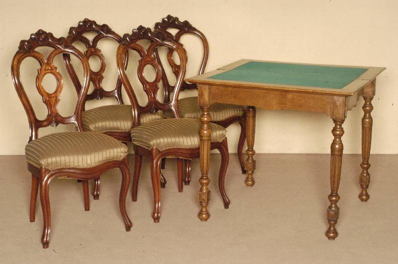 4 StÜhle, deutsch, um 1860, Louis-Philippe, Mahagoni massiv, auf gebogenen Beinen, gerillt , RÜckenlehne mit geschnitzter Krone, verstrebt, ...