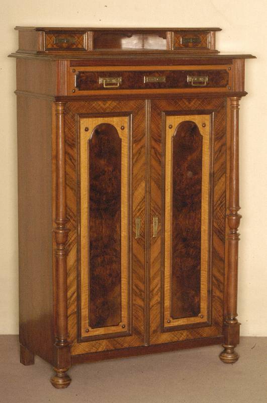 Vertiko mit Aufsatz, deutsch, um 1880, GrÜnderzeit, Kopus Weichholz, Nußbaum furniert , z.T. Wurzel, Lisenen mit vorgesetzten gedrechselten ...
