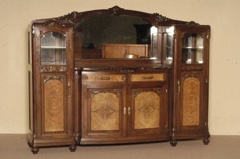 Buffet, Frankreich, um 1905, Korpus Weichholz, Nußbaum massiv, auf KugelfÜßen, mittig vorstehend, elegant gebogen, TÜrfÜllungen mit hellem ...