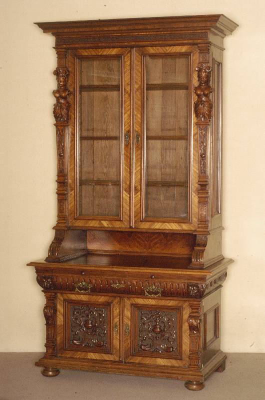 Aufsatzschrank, deutsch, um 1870, GrÜnderzeit, Hoflieferant wohl Großguß Berlin, Korpus Weichholz, z.T. Eiche massiv, Nußbaum- bzw. ...