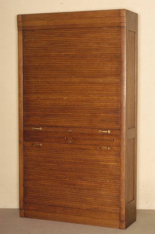 Aktenschrank, deutsch, um 1910, Korpus Weichholz, Eichefurnier, z.T. massiv, Rollo nach unten und oben zu Öffnen, Ablagebretter fÜr einzelne ...