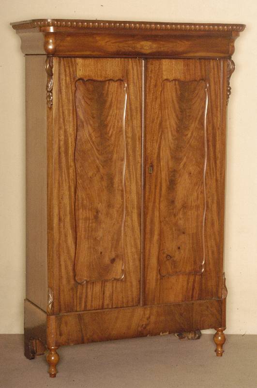 Schrank, Holland, um 1870, Korpus Weichholz, Mahagoni massiv, Mahgonifurnier, z.T. gespiegelt, auf KugelfÜßen, abgerundete Ecken, gebogenes ...