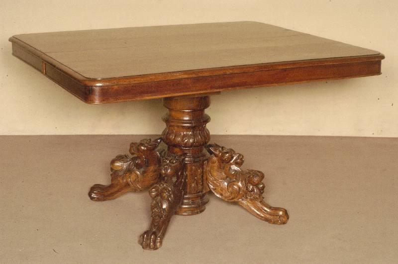 Großer Ausziehtisch, Frankreich, um 1860/70, Eiche massiv, eckige Arbeitsplatte mit geschuppter Umrandung, SÄulenfuß mit 4 Auslegern, diese ...