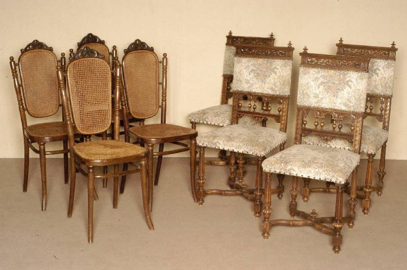 4 StÜhle, Frankreich, um 1880, Henry Deux, Nußbaum massiv, RÜckenlehne mit galeriefÖrmigem Abschluß und gedrechselten TÜrmchen, alter ...