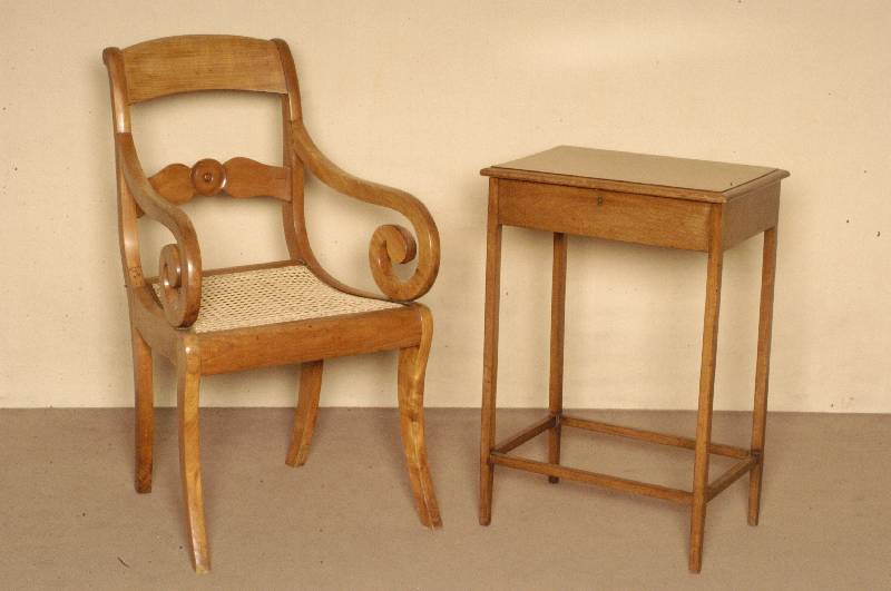 NÄhtisch, England, um 1900, Mahagoni massiv, eckige Beine, verstrebt, Platte aufklappbar, Gebrauchsspuren, ohne SchlÜssel, ca. 76x53x36 cm