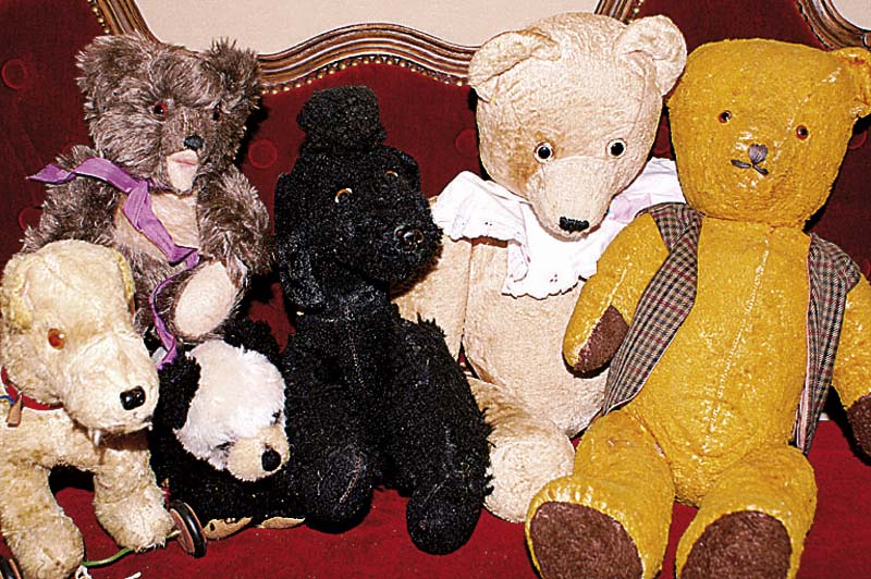 Konvolut 4 Steiff-Tiere, 30er-50er Jahre, best. aus: Pudel, Hund auf Rollen, Panda (Rollen fehlen) und Teddy (dieser wohl Herrmann), alle ...