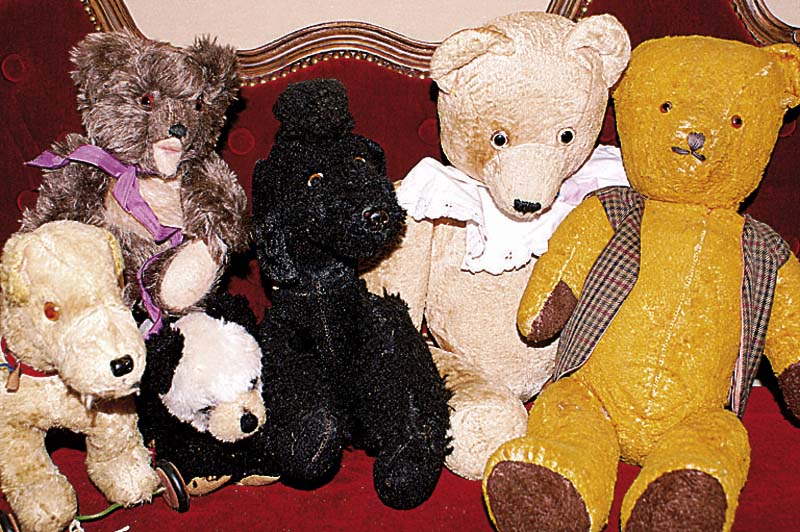 Konvolut 2 Teddys, 40er/50er Jahre, Mohair, Holzwolle gestopft, Scheibengel., Nasen neu vernÄht, bespielt, 1 x Gelenke l. lose, ca. 48 cm