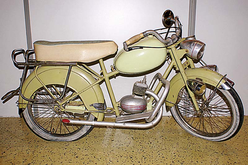 Kindermotorrad, wohl deutsch, 20er J., hellgrÜn lackiert, weisser Ledersattel, Alterssch., l. aufgearbeitet, sammelw., sehr dekorativ, Fu. nicht ...