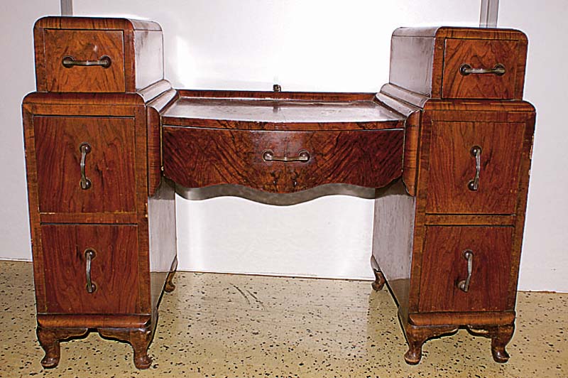 KindersekretÄr, deutsch, 30er Jahre, Nußbaumfunier, 7 SchubfÄcher, ca.77x106x46cm, Arbeitsh.ca.56cm, Alterssp., dekorativ