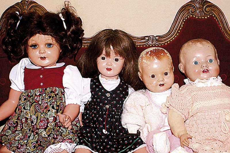 Zwei Celluloidpuppen, KÖnig & Wernicke, 60er J., braune Echt- bzw. MohairperÜcke, offener Mund, zwei ZÄhne oben, 1x blaue Schlaf-, 1x braune ...