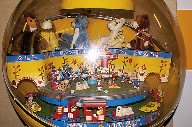 Grosser Musik-Spielautomat, 60er/70er Jahre, bez.: All Your favorite TV-Stars, mit Stofftieren, Tanzfiguren, Autos usw., Plexiglaskugel, ...