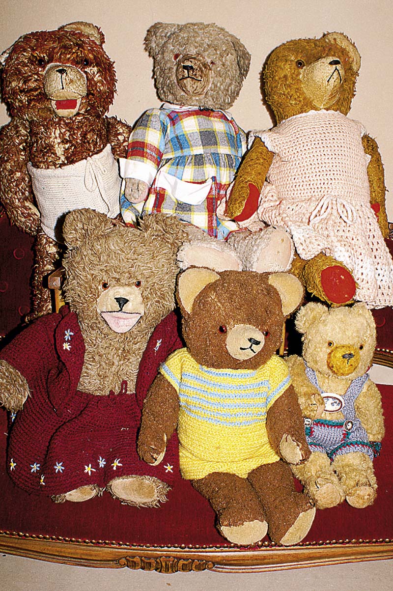 Konvolut drei Teddys, ca. 40-50er J., grau, braun u. hellbraun, Alterssch., bespielt, z.T. l.aufgearbeitet, H.ca.33/42/50cm