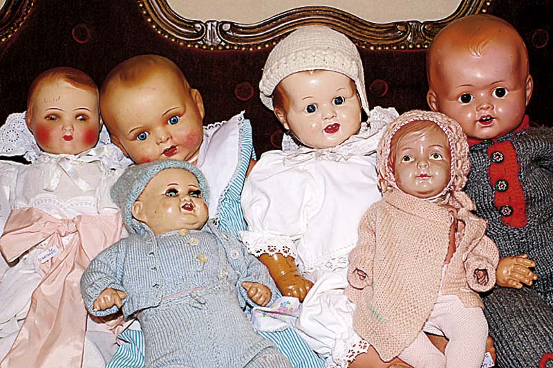 Drei Babypuppen, 30-40er J., Masse/ Celluloid, 2x offener Mund, 2x Glasaugen, braun u. blau (1x Schlaf.), 1x Schlenker- StoffkÖrper, ...