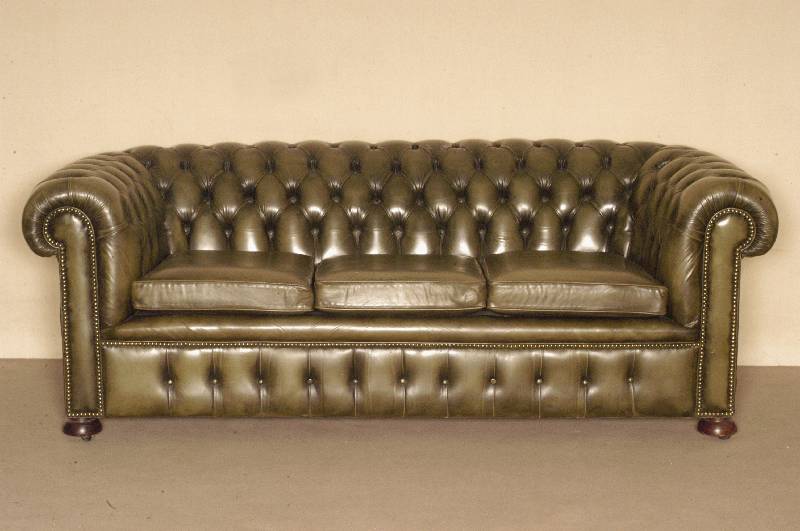 3-sitzer Sofa, England, um 1900/10, Nagelverzierung, RÜcken und Seiten geheftet und genoppt, ursprÜnglich dunkelgrÜnes Leder, dieses leicht ...