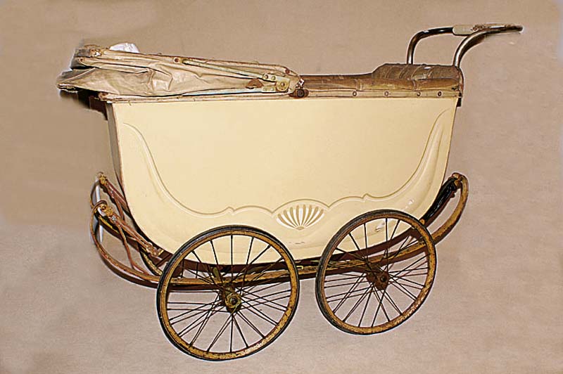 Kinderwagen, deutsch, 20er/30er Jahre, Marke Naether, RÄder z.T. korrodiert, Himmel mit stÄrkeren AltersschÄden, seitl. dezent gemustert, H. ca. ...