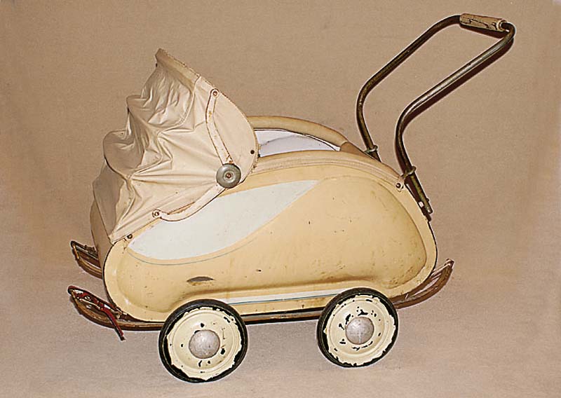 Puppenwagen, 30er Jahre, Marke Zekiwa, beige und hellbl. gefasst, 1 Lederriemen an AufhÄngung fehlt, Gebr.-Spuren, l. korrodiert, H. ca. 65cm