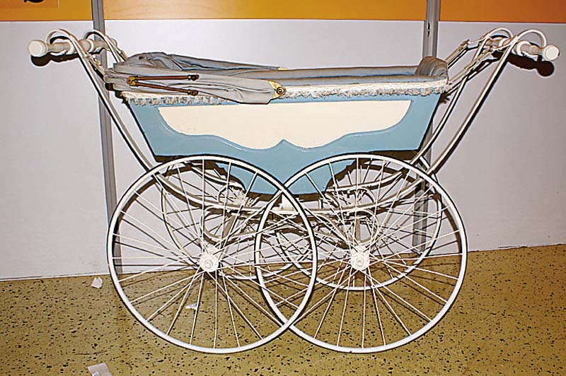 Großer Kinderwagen, deutsch, um 1910/15, Holz, weiß und blau staffiert, (Lackierung wohl erneuert), Griffe auf beiden Seiten, diese Holz, ...