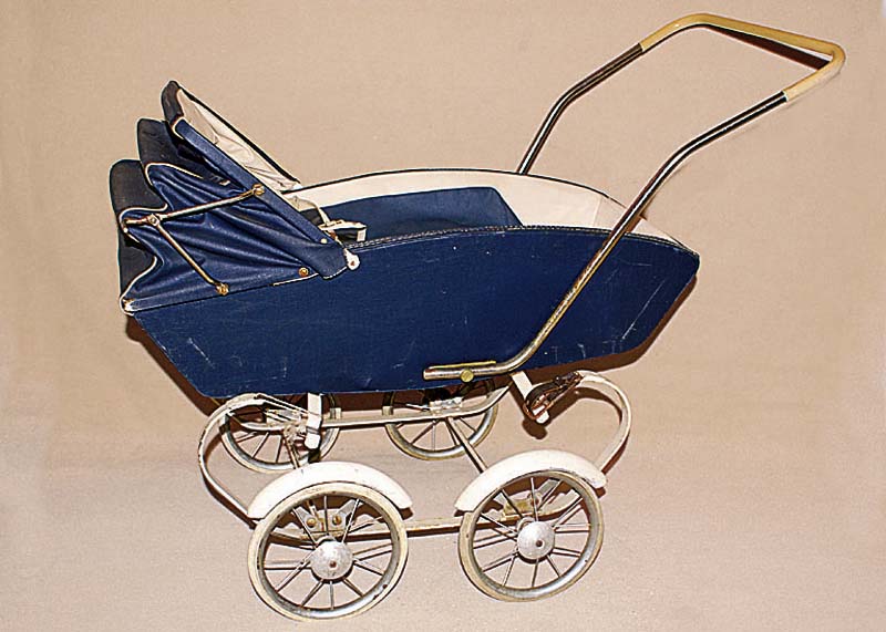 Puppenwagen, deutsch, 40er/50er Jahre, blau, Himmel besch., Gebr.-Spuren, H. ca. 68cm