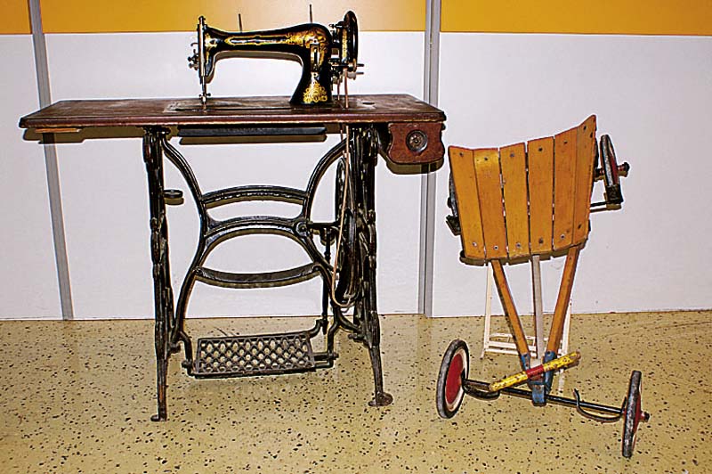 StandnÄhmaschine, Stoewer, um 1900, Gußeisen , reicher Golddekor, Arbeitsplatte mit dezenten Einlegearbeiten, Gebr.- u. Altersspuren, 1 ...