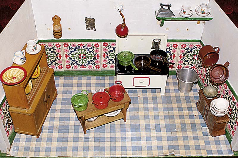 Puppenstube, deutsch, 40-50er J., Holz mit Tapete beklebt, mit Herd, Tisch u. StÜhlen u. einige KÜchenutensilien, ca.32x71x35cm, l. ...