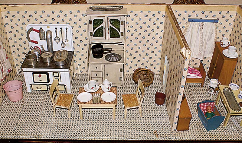 Grosse Puppenstube, 40-50er J., Holz mit Tapete, in zwei RÄume unterteillt mit TÜr, reiche Inneneinrichtung, KÜche mit Metallherd, Anrichte mit ...
