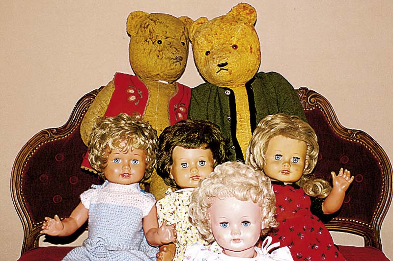 Konvolut 2 Teddys, 40er/50er Jahre, ungemarkt, Holzwolle gest., braune Glasaugen, Scheibengelenke, ca.66/68cm, bespielt, 1x stÄrker beschmutzt, ...