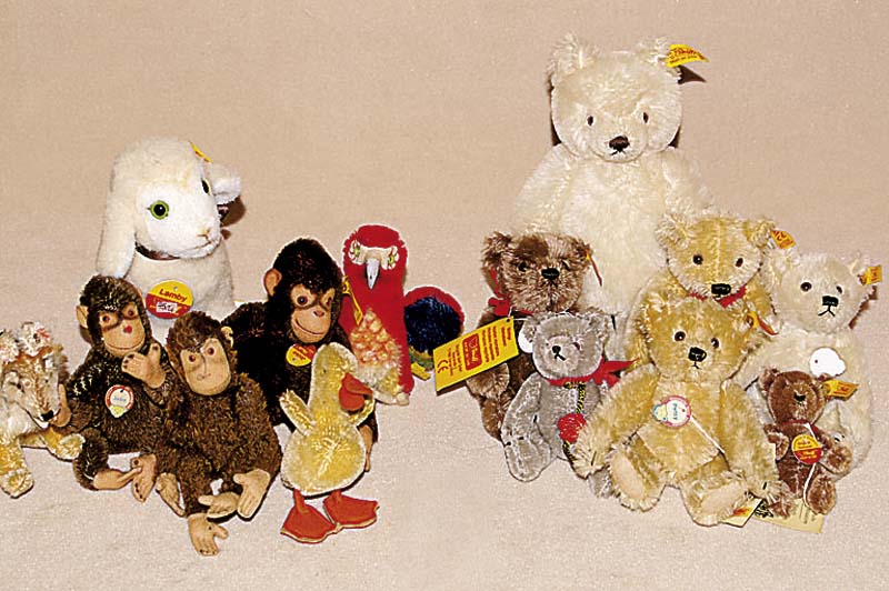 Konvolut 7 Steiff-Tiere, 2. HÄlfte 20. Jh., LÄmmchen, 3 x Affe Jocko, kl. SchÄferhund, kl. Ente u. kl. Papagei, z.T. mit Knopf und Fahne, ...