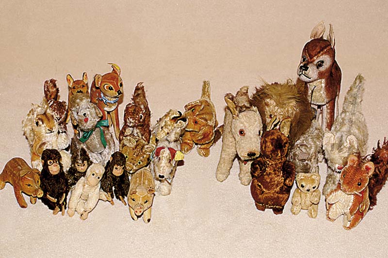 Konvolut 16 Steifftiere, 50er/60er Jahre, 2 Schweinchen, 3 EichhÖrnchen, 4 Äffchen, 2 Rehkitze, 4 Hunde (SchÄferhund, Terrier Foxy, etc.), ...