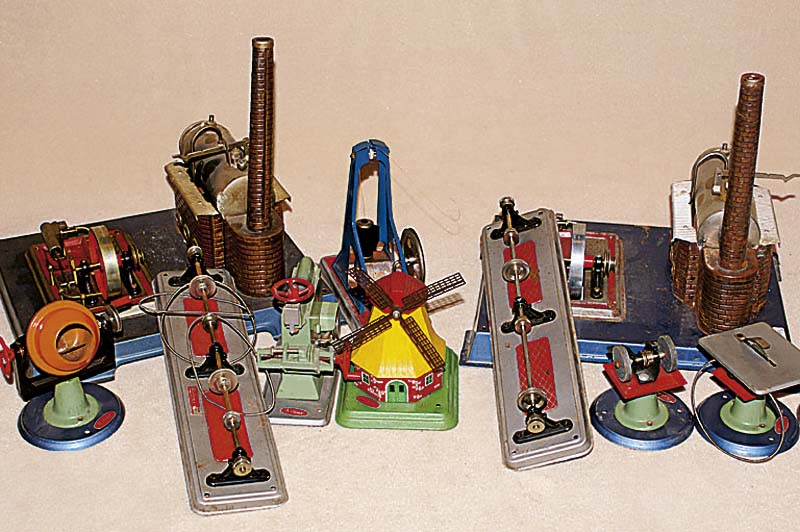 Dampfmaschine, Wilesco, 60er Jahre, dazu 4 Antriebsmodelle, u.a. KreissÄge und Schleifmaschine, Fkt. nicht gepr., bespielt