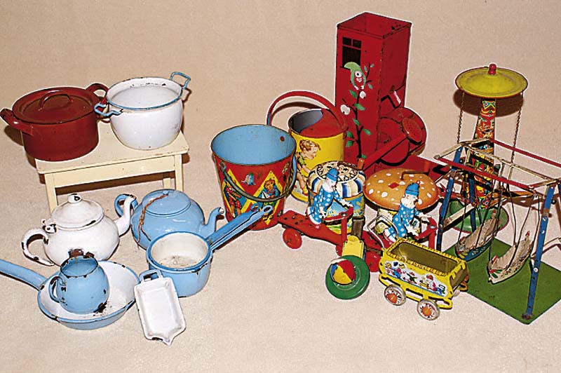 Konvolut Blechspielzeug, 40er-60er Jahre, alles bunt lithographiert, u.a. 2 Clowns auf Rollern, 2 Spieldosen, Kettenkarussell mit Flugzeugen, ...
