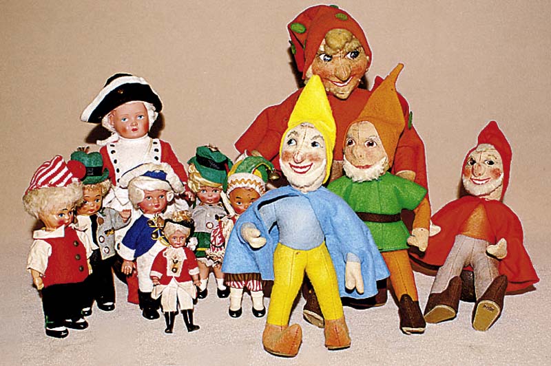 4 Zwerge, deutsch, 50er/60er Jahre, Marke Kersa, FilzkÖper und KÖpfe, alle mit Umhang, ca. 21-31cm, bespielt