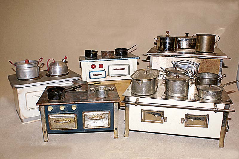 Konvolut 3 Puppenherde, 30er/50er Jahre, 2 x Blech fÜr kleinere PuppenkÜche, 1x grÖßer, dieser elektr., Fkt. nicht gepr., 2 bzw. 3 Kochstellen, ...