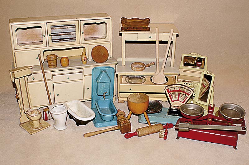 Sehr umfangr. Konvolut Puppenstuben- bzw. KaufladenzubehÖr, 30er-60er Jahre, u.a. 3 Porzellan-Toiletten, 3Badewannen (1emailliert) , 4 Waagen, 7 ...