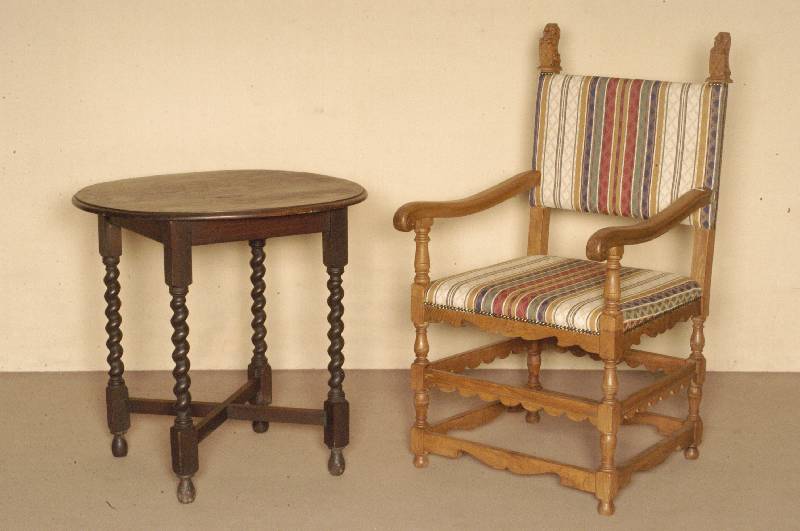 Armlehnstuhl, deutsch, um 1880, Eiche massiv , gedrechselte Beine, verstrebt, RÜckenlehne mit LÖwen dekoriert, aus dem Vollholz, restauriert, ...
