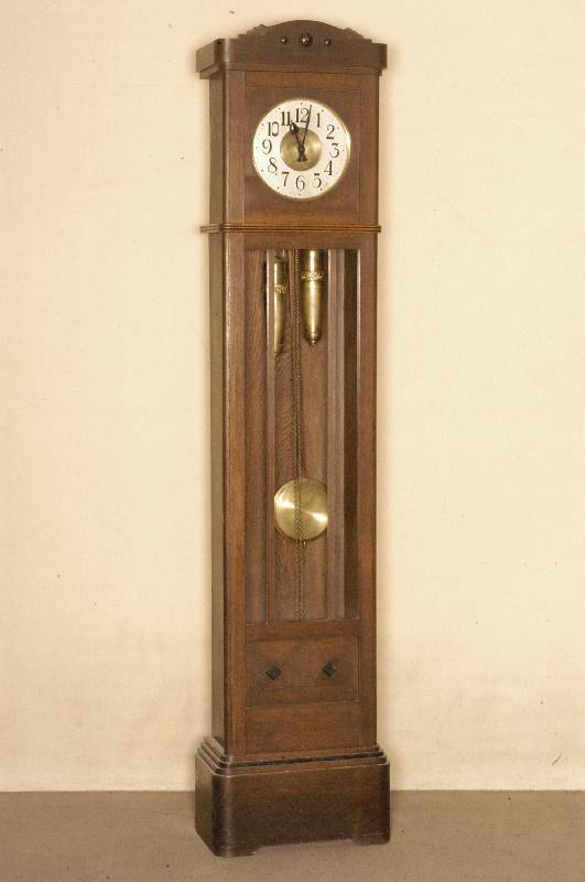 Standuhr, deutsch, um 1912/14, Korpus Weichholz, Eichefurnier gespiegelt verlegt, wuchtiger Sockel, 4-fach getreppt, Oberteil passig, aufgelegte ...