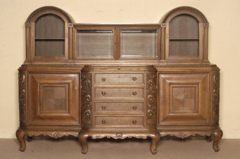SideboardaufsatzmÖbel, deutsch, um 1928/30, wohl NiederhÖfer, Korpus Eiche, Weichholz und Buche, Eichefurnier, Mittelteil hervorkrakend, 4 ...