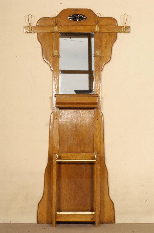 Jugendstil-Garderobe, Frankreich, um 1900, Eiche massiv, eingefaßter Spiegel, sechs fein ausgearbeitete Doppel- bzw. Dreifachhaken, ...