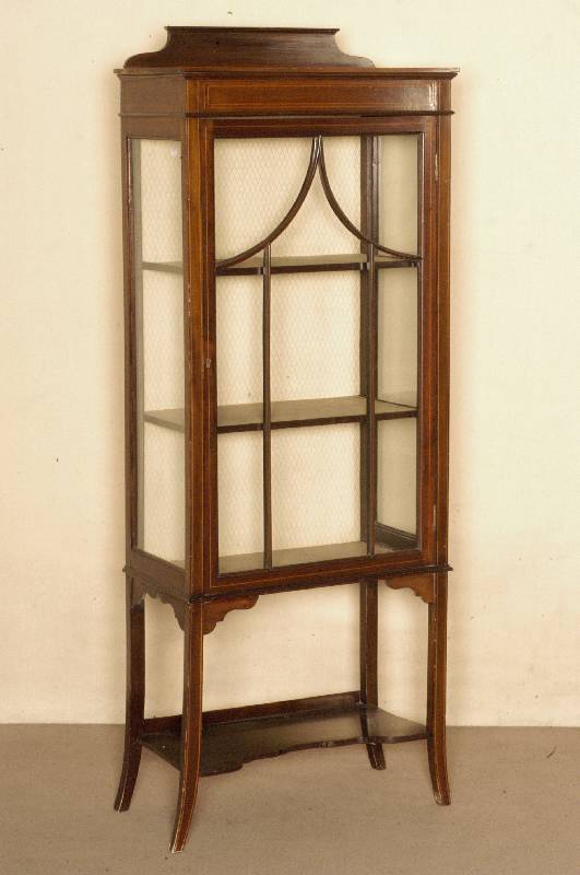 Glasvitrine mit Ablegefach, England, um 1900, viktorianisch, Korpus Weichholz/Hartholz, Mahagonifurnier, Fadenintarsien, z.T. im Sheratonstil, ...