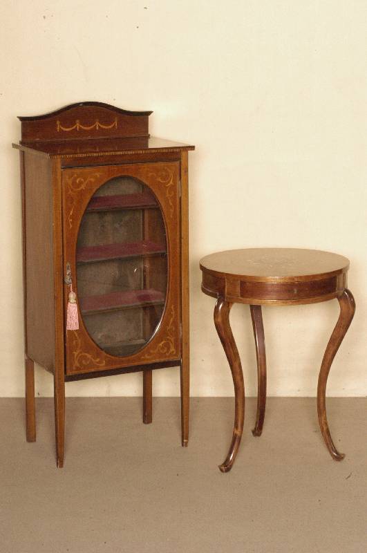 NÄhtisch, deutsch, um 1880/90, Barockstil, Nußbaum massiv, Nußbaumfurnier, Korpus Weichholz und Buche, ursprÜnglich mahagonifarben gebeizt, ...