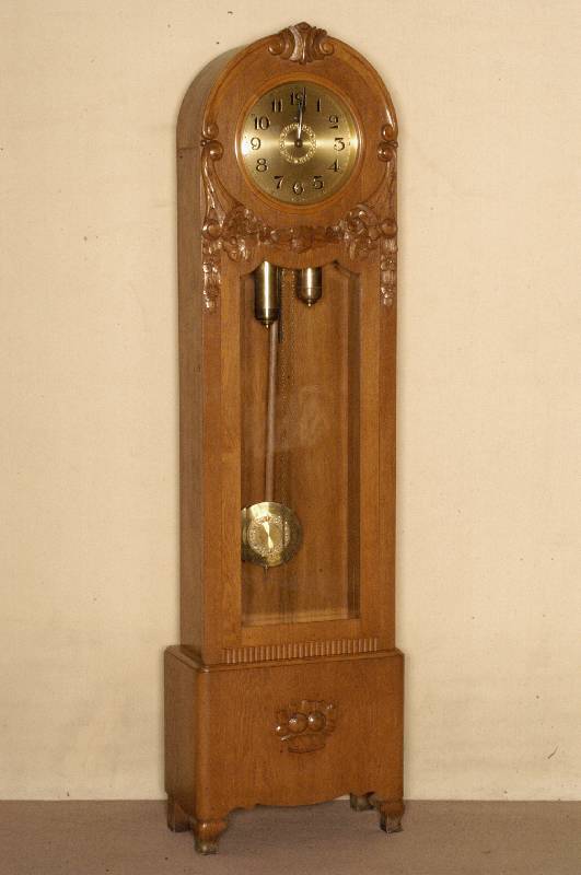 Standuhr, deutsch, um 1912/14, Korpus Eiche und Weichholz, z.T. massiv, Eichefurnier, gespiegelt verlegt, aufgelegte Schnitzereien aus dem ...