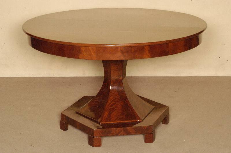 Biedermeiertisch, deutsch, um 1850, Korpus Weichholz, z.T. Eiche massiv, mit Pyramidenmahagonifurnier, prismenfÖrmiger Fuß, 8-eckig, Tisch ...