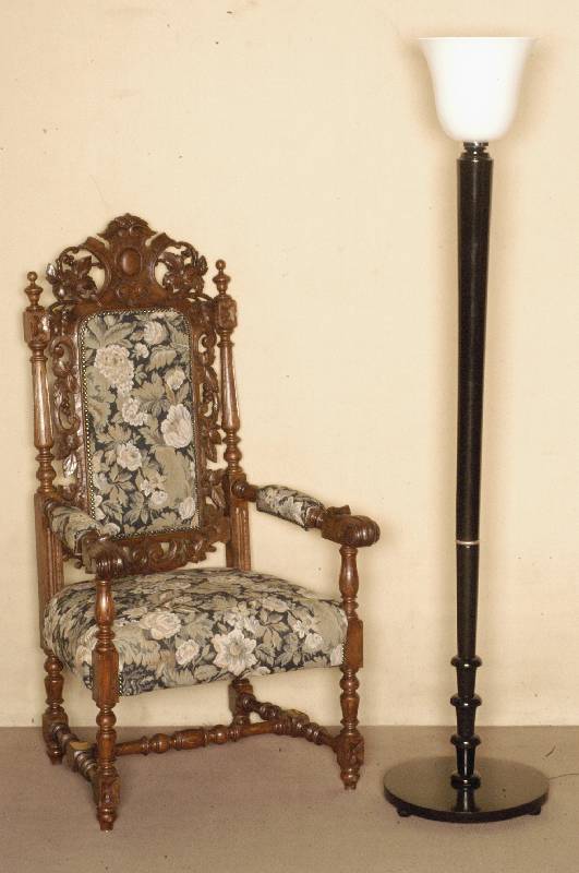 Prunksessel, Frankreich, um 1880, Eiche massiv, auf stark gedrechselten Beinen, verstrebt, RÜckenlehne mit geschnitzter BekrÖnung, ...