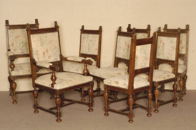 2 ArmlehnstÜhle, Holland, um 1880, Eiche massiv, elegante FÜße in Flaschenform, verstrebt, gerade RÜckenlehne, mit LÖwenkÖpfen dekoriert, ...