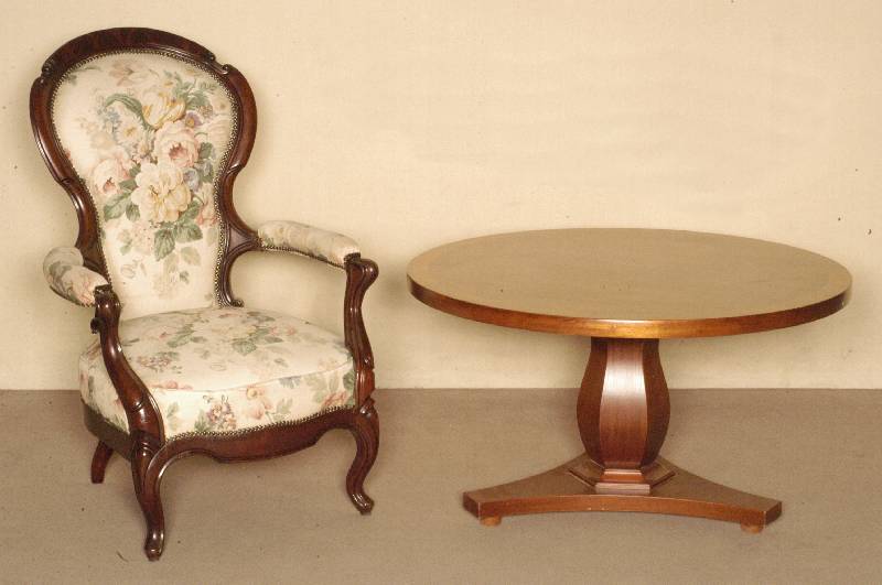 Runder Couchtisch, Holland, um 1960, Platte mit Mahagoni furniert, 8-eckig, balusterfÖrmiger Fuß auf Plateau, Gebrauchsspuren, H. ca. 57 cm, D. ...
