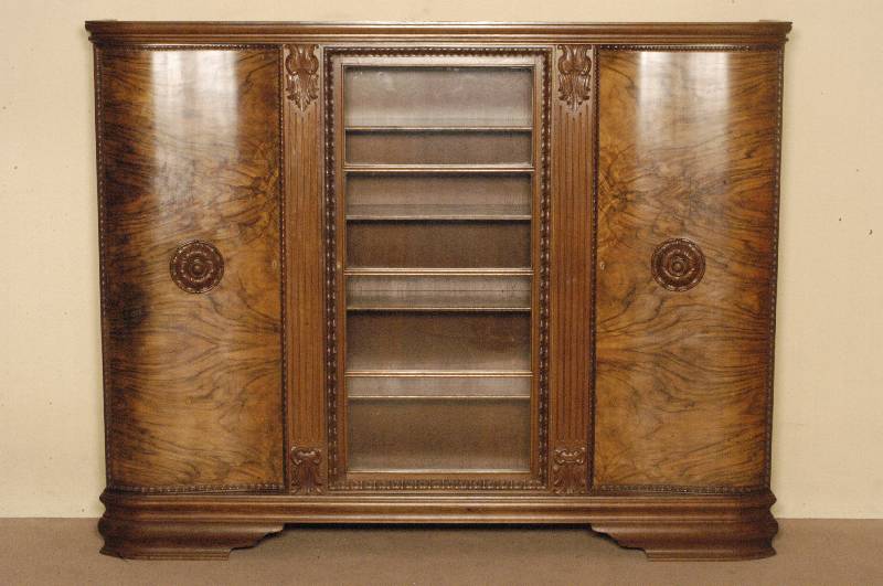 BÜcherschrank, deutsch, um 1920, ArtDeco -Einfluß, Korpus Weichholz/Tischlerplatte, Nußbaumfurnier, z.T. Wurzelnußfurnier, 3-tÜrig , seitlich ...