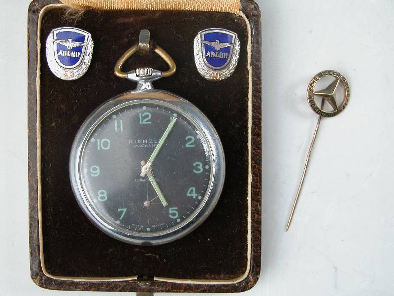 TASCHENUHR KIENZLE der ADLERWERKE Frankfurt am Main "für treue Dienste" plus 2 Anstecknadeln ADLER in originaler Klappschachtel mit ...
