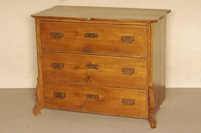 3-schÜbige Kommode, mitteldeutsch, um 1860, Kiefer massiv, BeschlÄge um 1900/10, Seiten abgeplattet, aufgelegte sparsame Schnitzereien aus dem ...