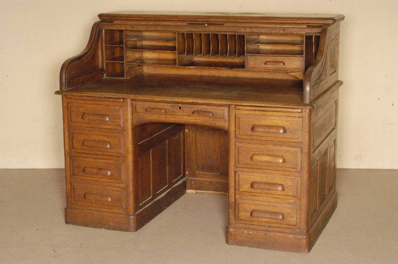 Schreibtisch, England/Niederlande, um 1900/10, z.T. Eiche massiv bzw. Weichholz, 2-sÄulig konzipiert mit integrierten Ziehgriffen, Oberteil ...
